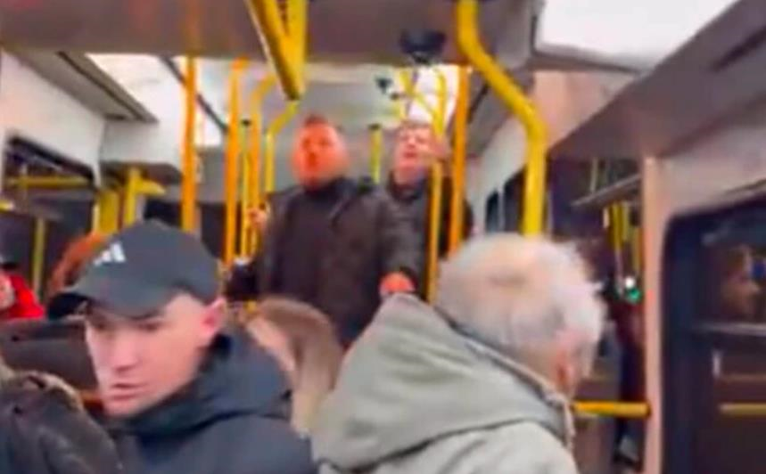 У Польщі двоє чоловіків побили українця у трамваї