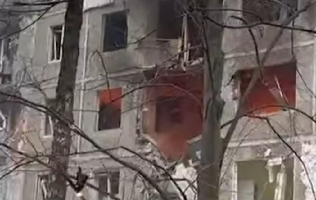 В Чернігові дрон поцілив по багатоповерхівці: є загиблі