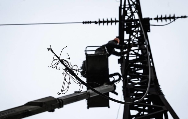 В Україні повертають світло після обстрілів