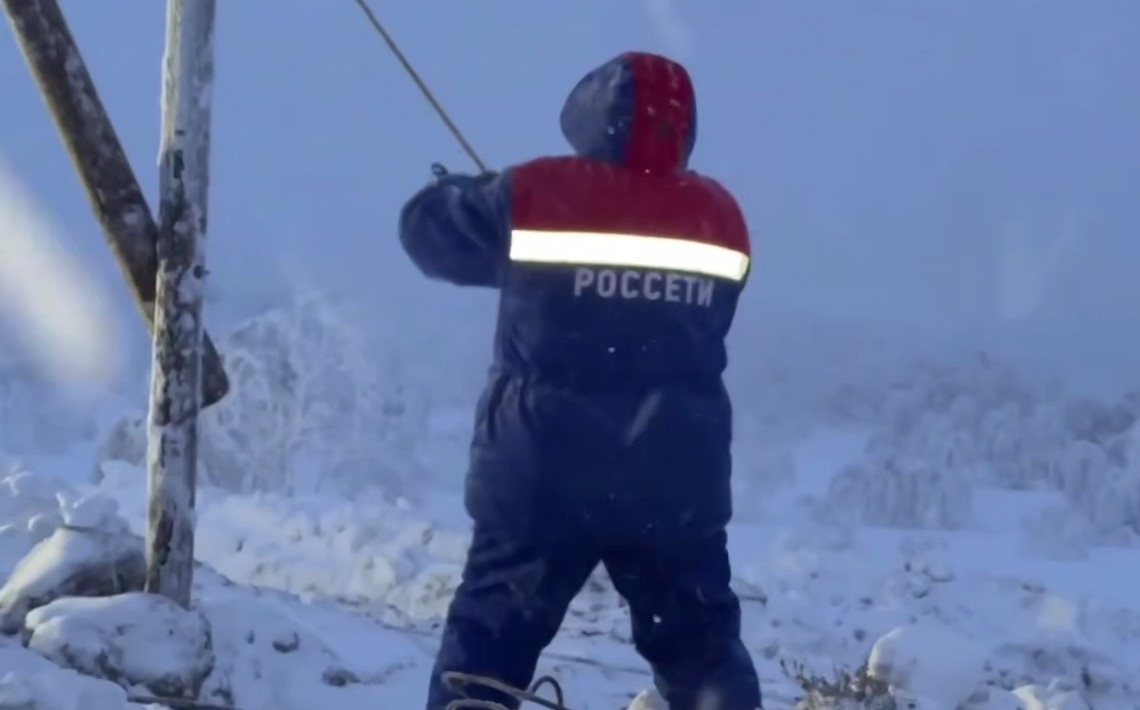 Блекаут в РФ: у Мурманську поставили дерев’яні ЛЕП