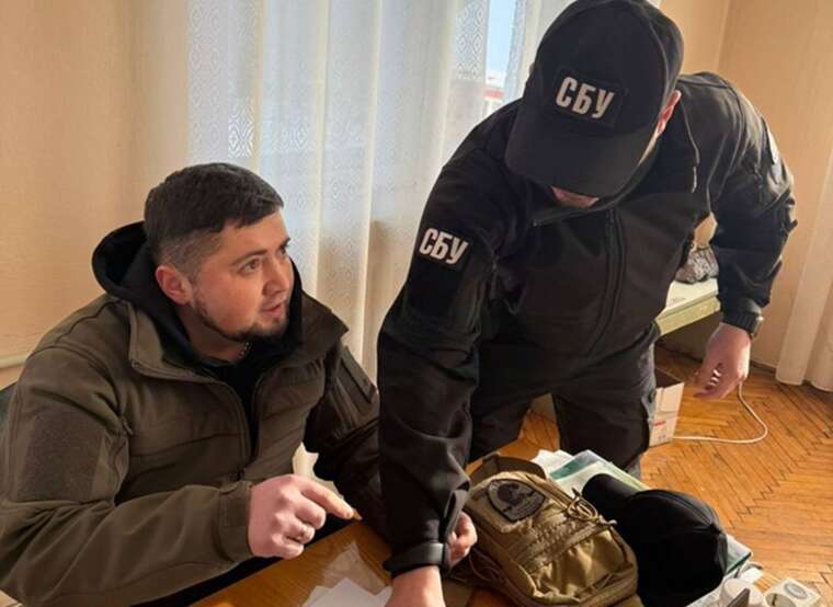 Корупційна спадковість сина засудженого екссудді Гайдура затримали на хабарі у 6 тисяч доларів у Хустському ТЦК