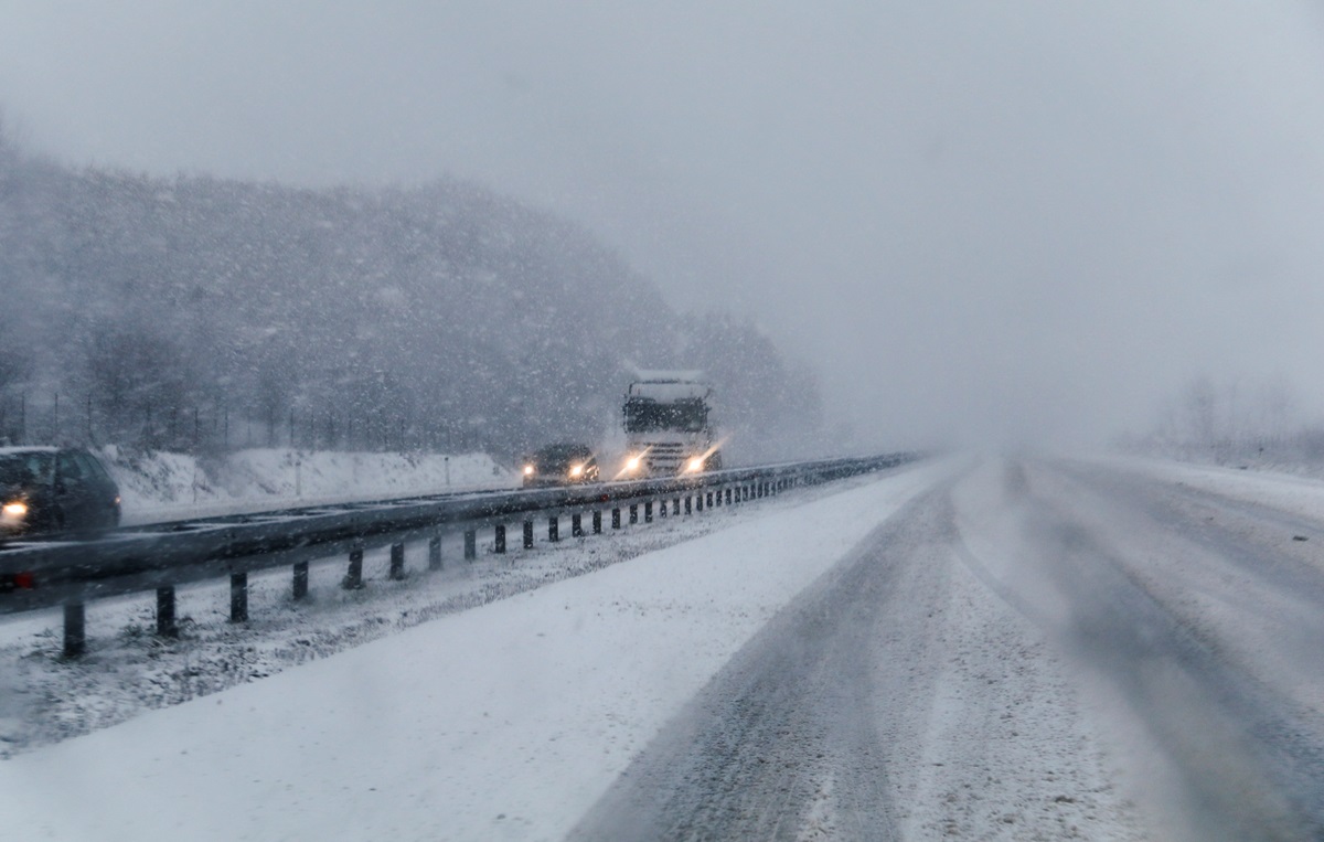 Крижаний дощ і вітер ускладнили ситуацію на дорогах Херсонщини