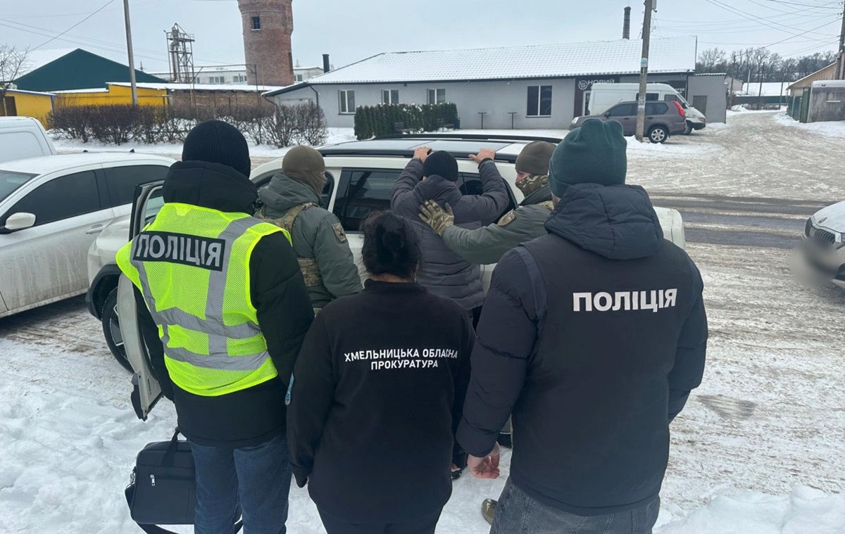 На Хмельниччині затримано вимагача, що тероризував родину військового