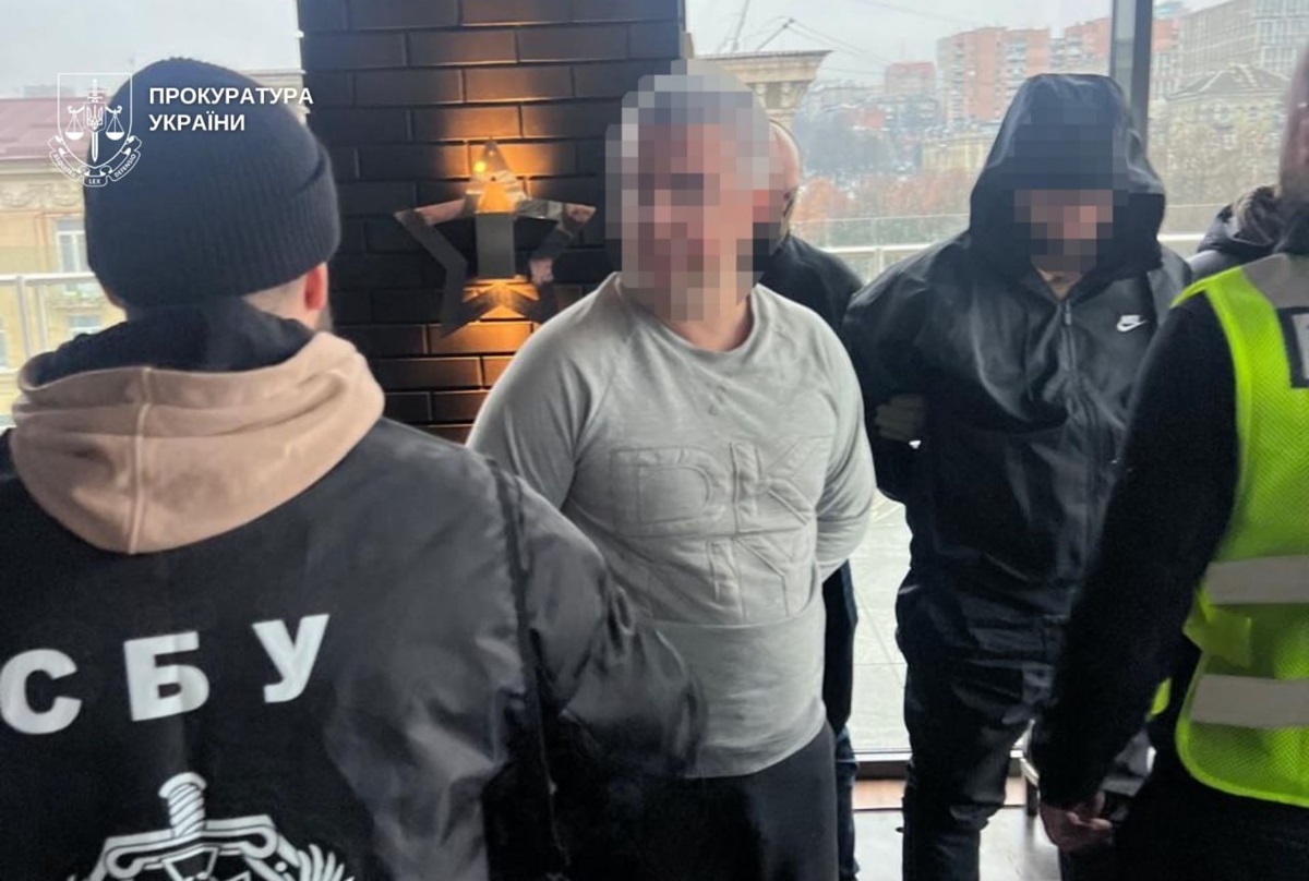 Погрожували розправою: у Дніпрі затримали дох вимагачів