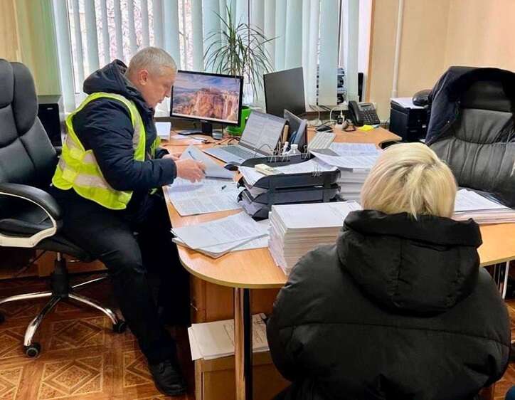 Посадовицю КП ШЕУ Святошинського району підозрюють у збитковій закупівлі асфальту на понад 450 тисяч гривень