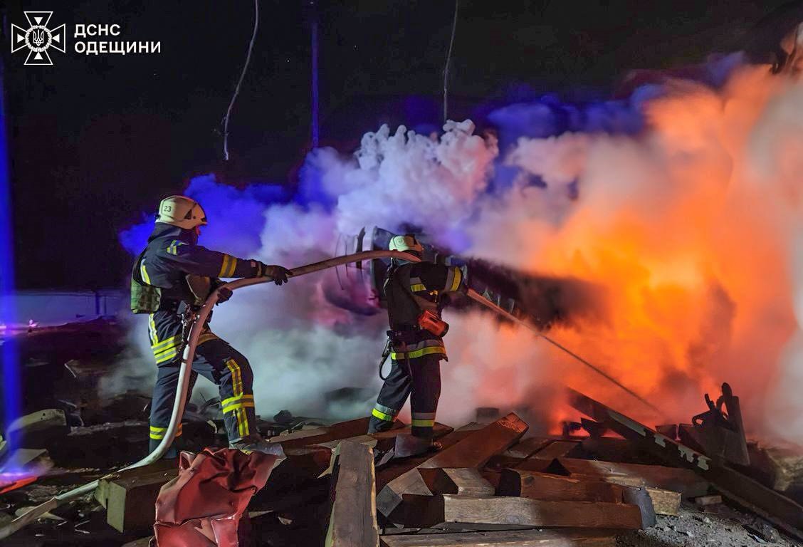 РФ атакує Одесу: є влучанння в будинок і монастир