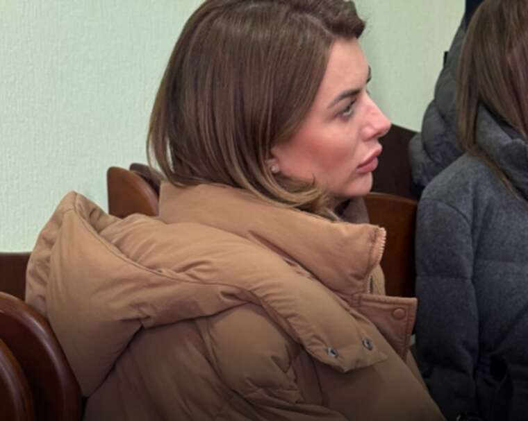 Сумочка за третину річної зарплати Мар’яна Головко прийшла на суд до чоловіка з аксесуаром за 18 тисяч гривень