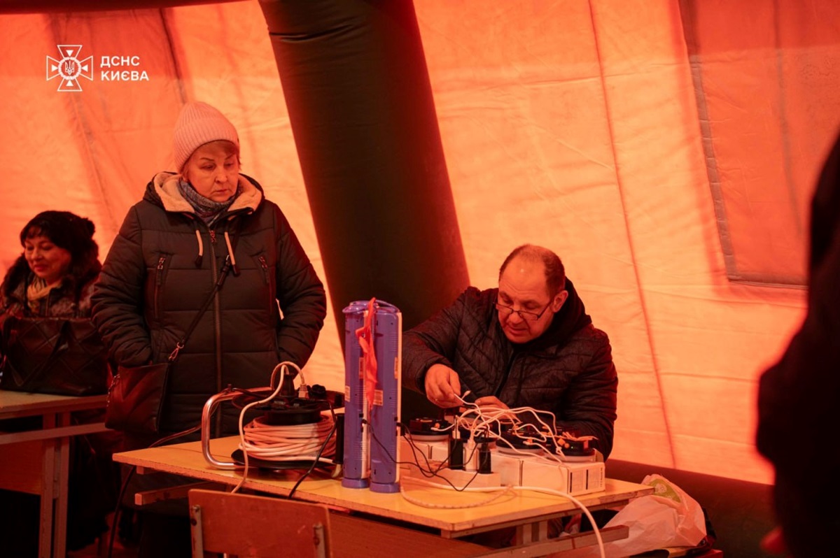 Зачинені магазини і черги на АЗС. Блекаут на Київщині