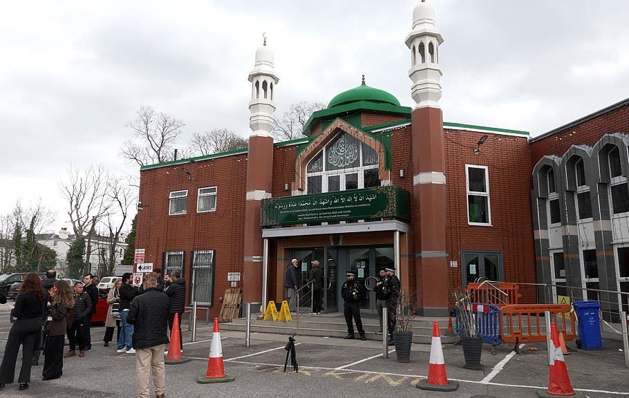 У Великобританії затримали чоловіка, що прийшов до мечеті з сокирою