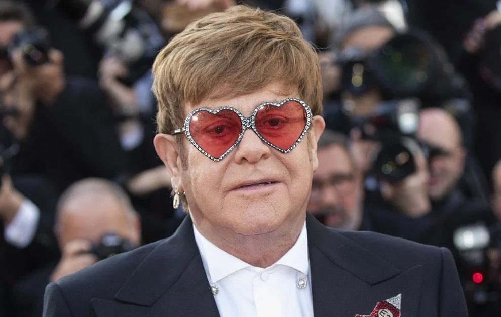 Елтон Джон показався з чоловіком і синами на новому портреті