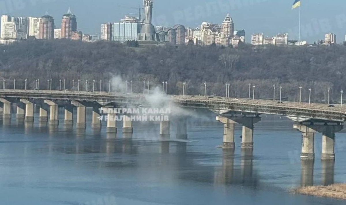 На мосту Патона сталася аварія тепломережі, частина Києва без тепла