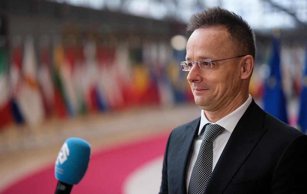 Сійярто примарилися “гроші української військової мафії”