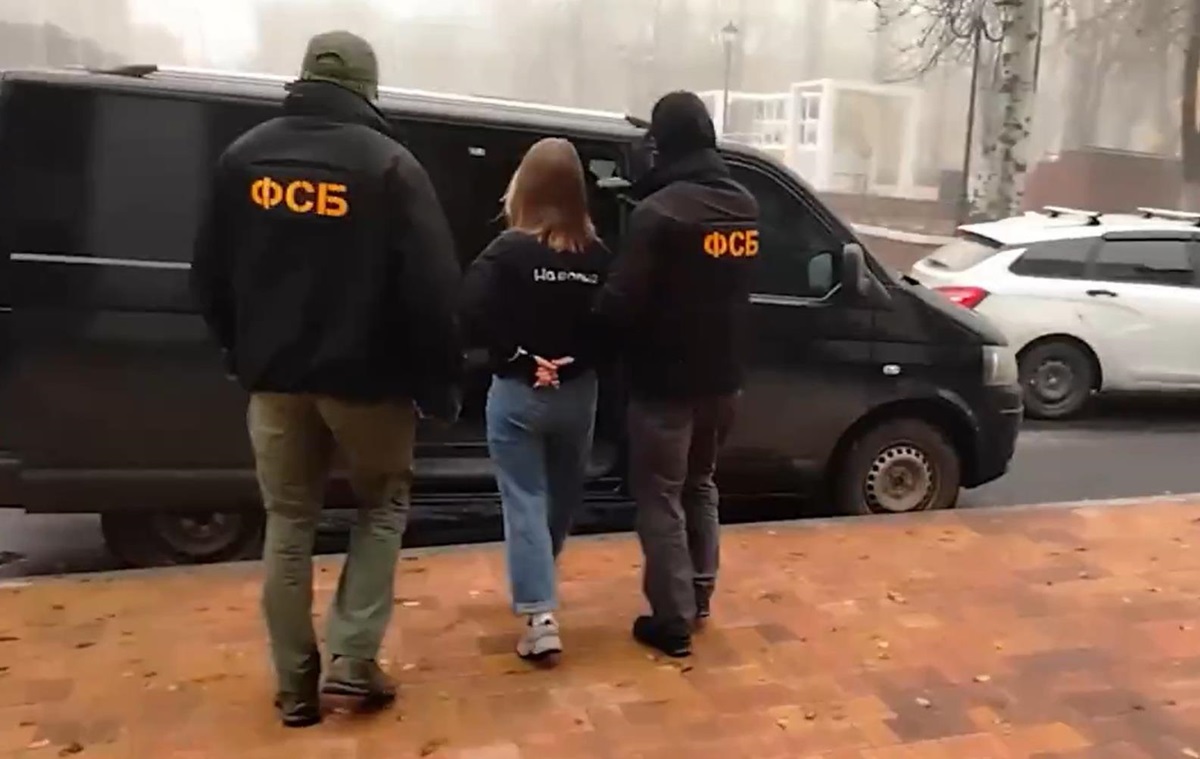 У Волновасі росіяни затримали 18-річну українку “за державну зраду”