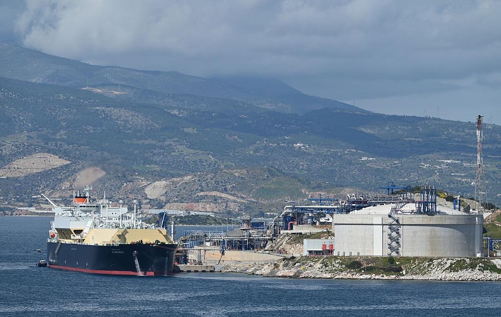 Україна домовляється з Грецією про постачання дизеля та газу