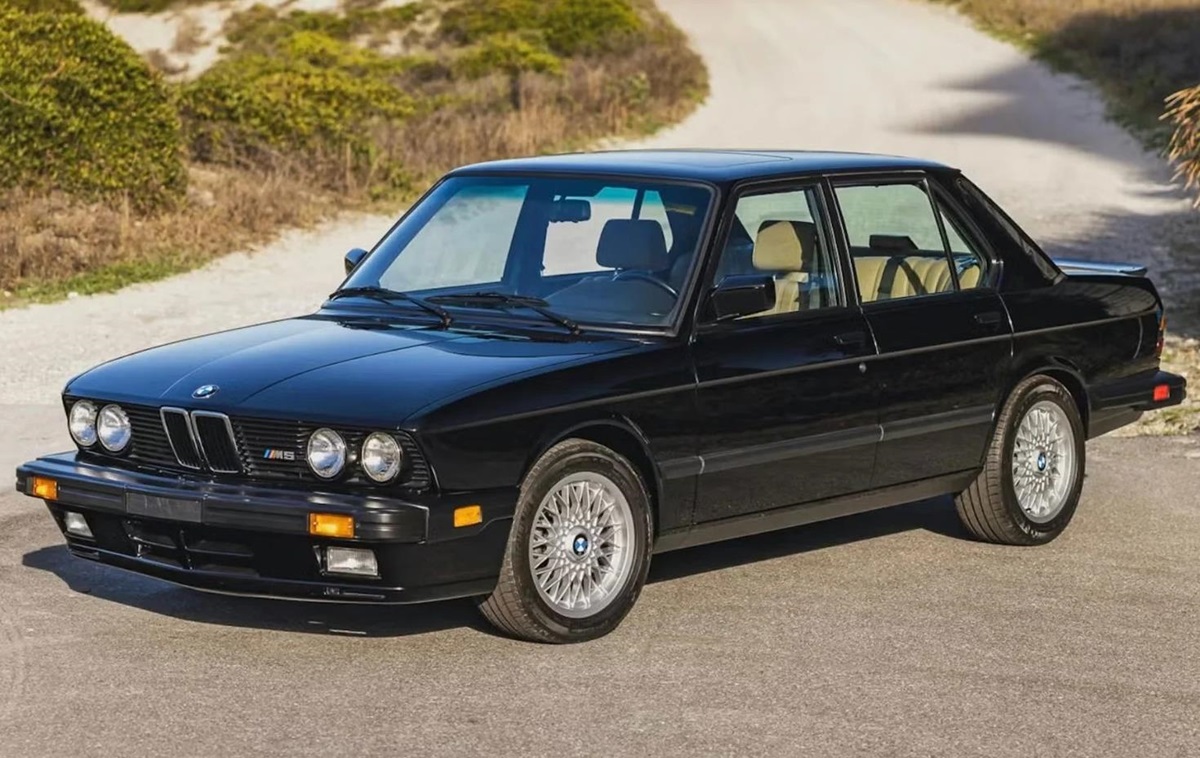 38-річний BMW M5 E28 продали за ціною нового Bentley Bentayga