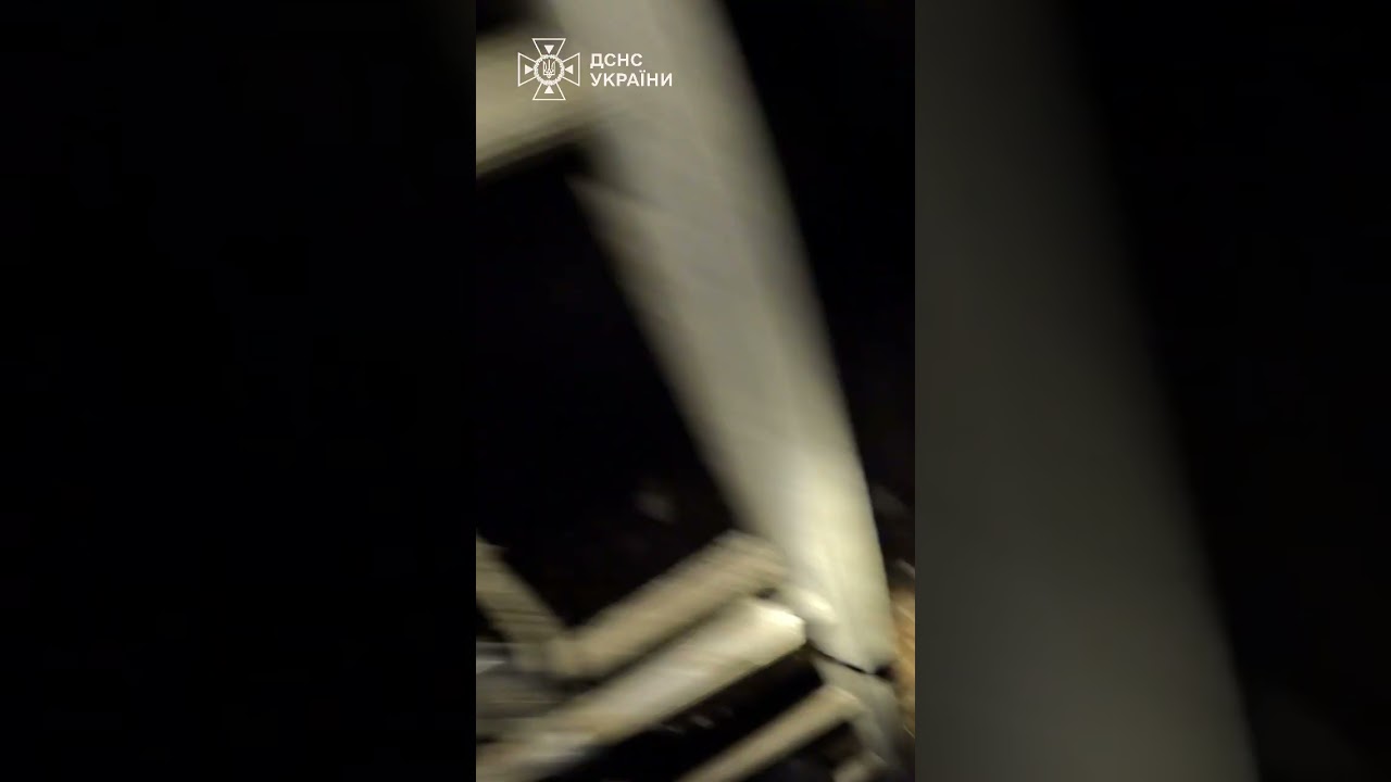 «ВІДХОДЬ! ЛЕТИТЬ!»: рятувальники під прицілом дронів у Краматорську!