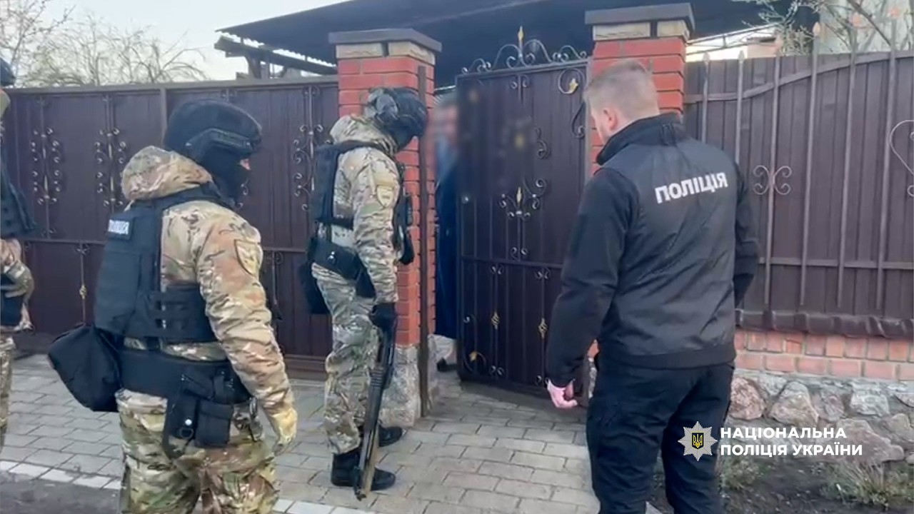 Нацполіція викрила організовану групу, яка роками привласнювала квартири померлих та одиноких людей