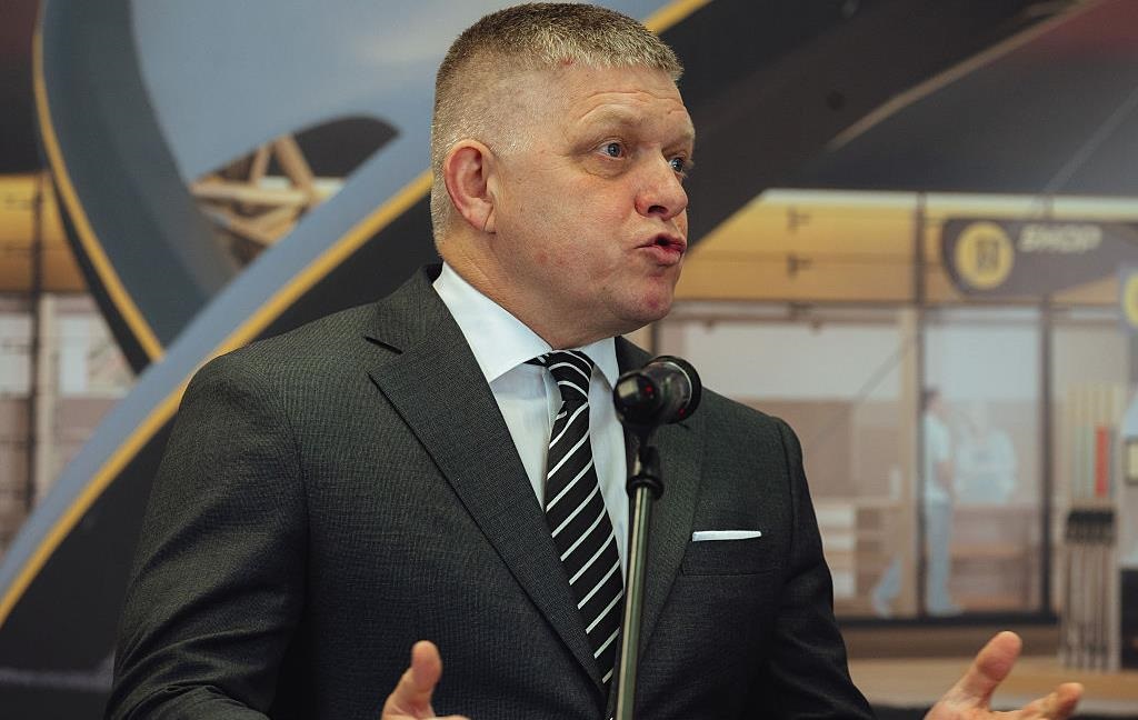 Фіцо просить Польщу пропустити його літак в Росію