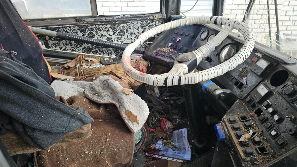 Помер водій тролейбуса, на який росіяни скинули вибухівку