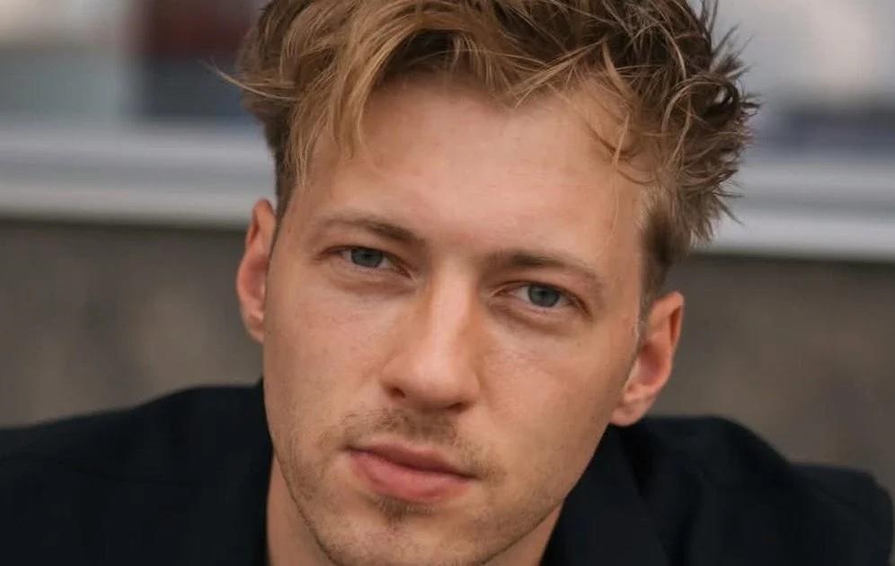 Популярний актор вперше показав нову обраницю