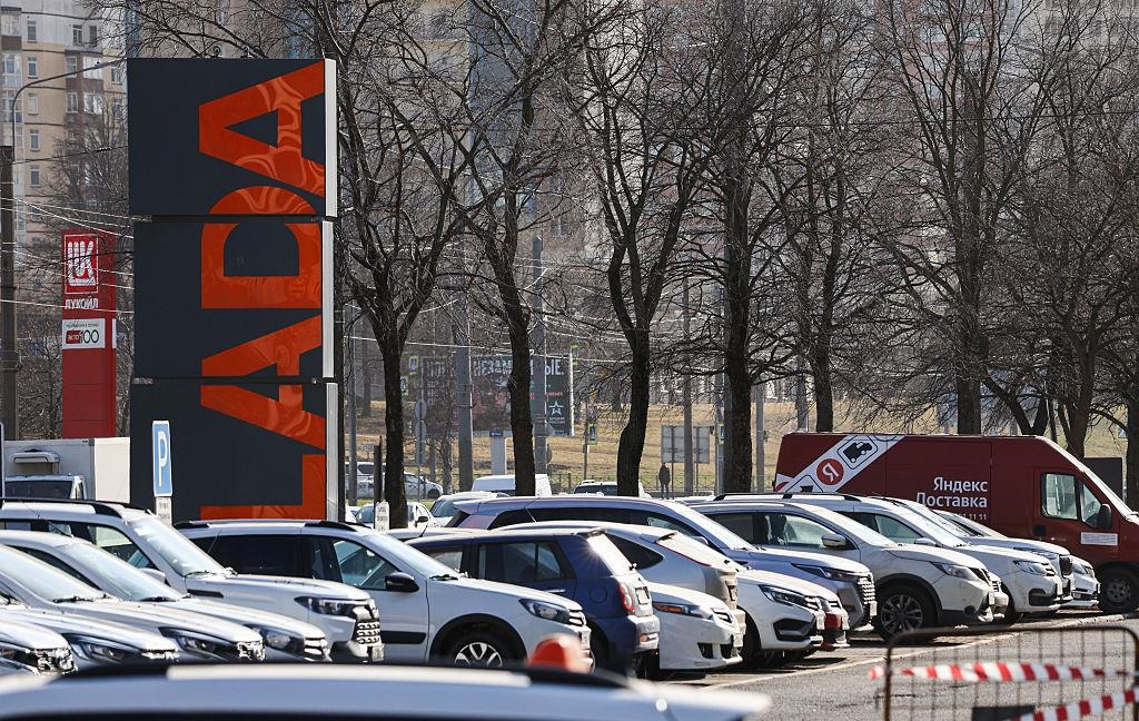 Продажі Lada падають: АвтоВАЗ планує призупинити виробництво