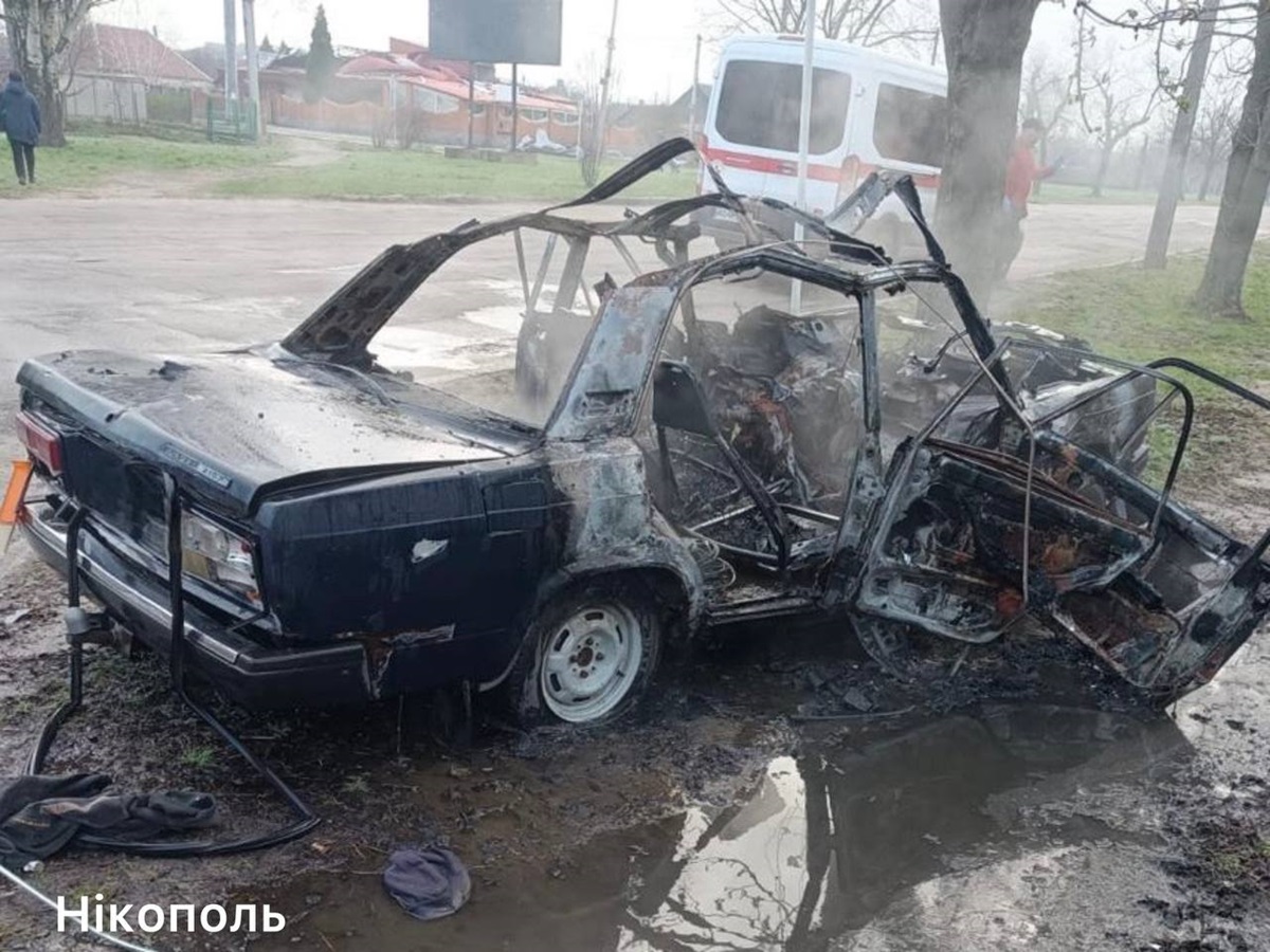 РФ вдарила дроном по авто у Нікополі, троє поранених