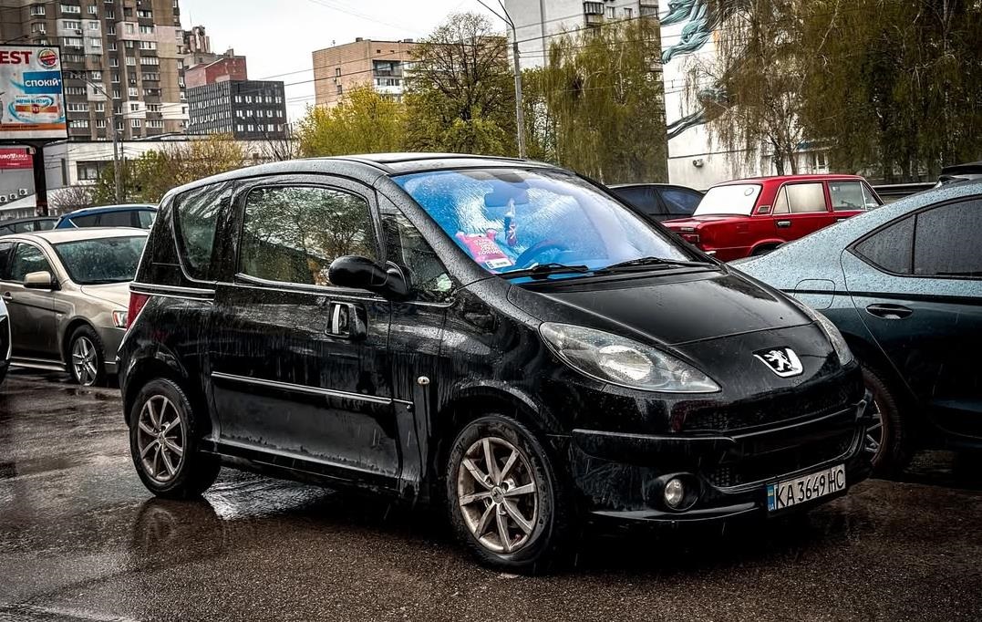 У Києві помітили рідкісний Peugeot 1007 із незвичними зсувними дверима
