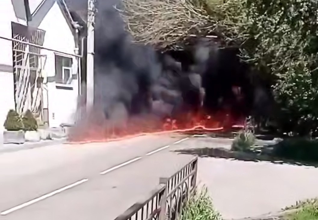 В Туапсе палаючі нафтопродукти течуть вулицями