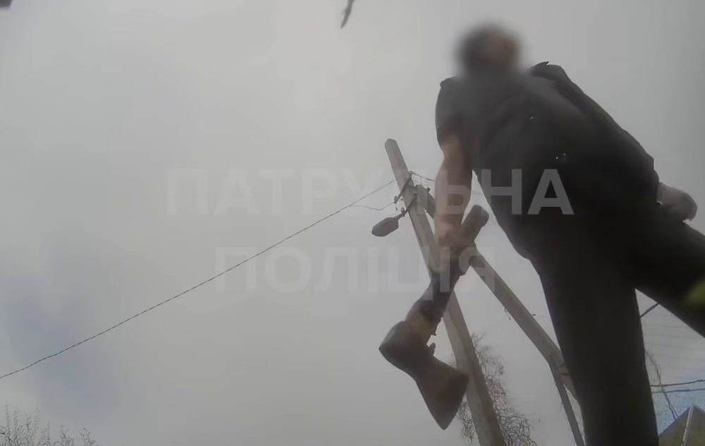 В Запоріжжі чоловік напав на поліцію під час затримання підозрюваного в ДТП