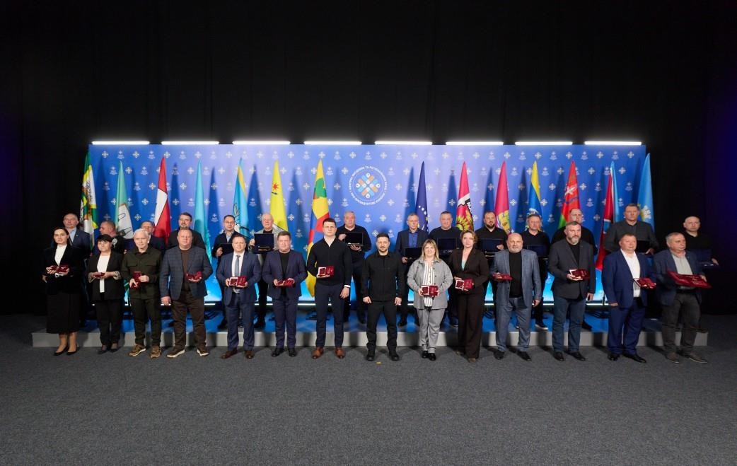 Зеленський вручив відзнаки “Місто-герой України”