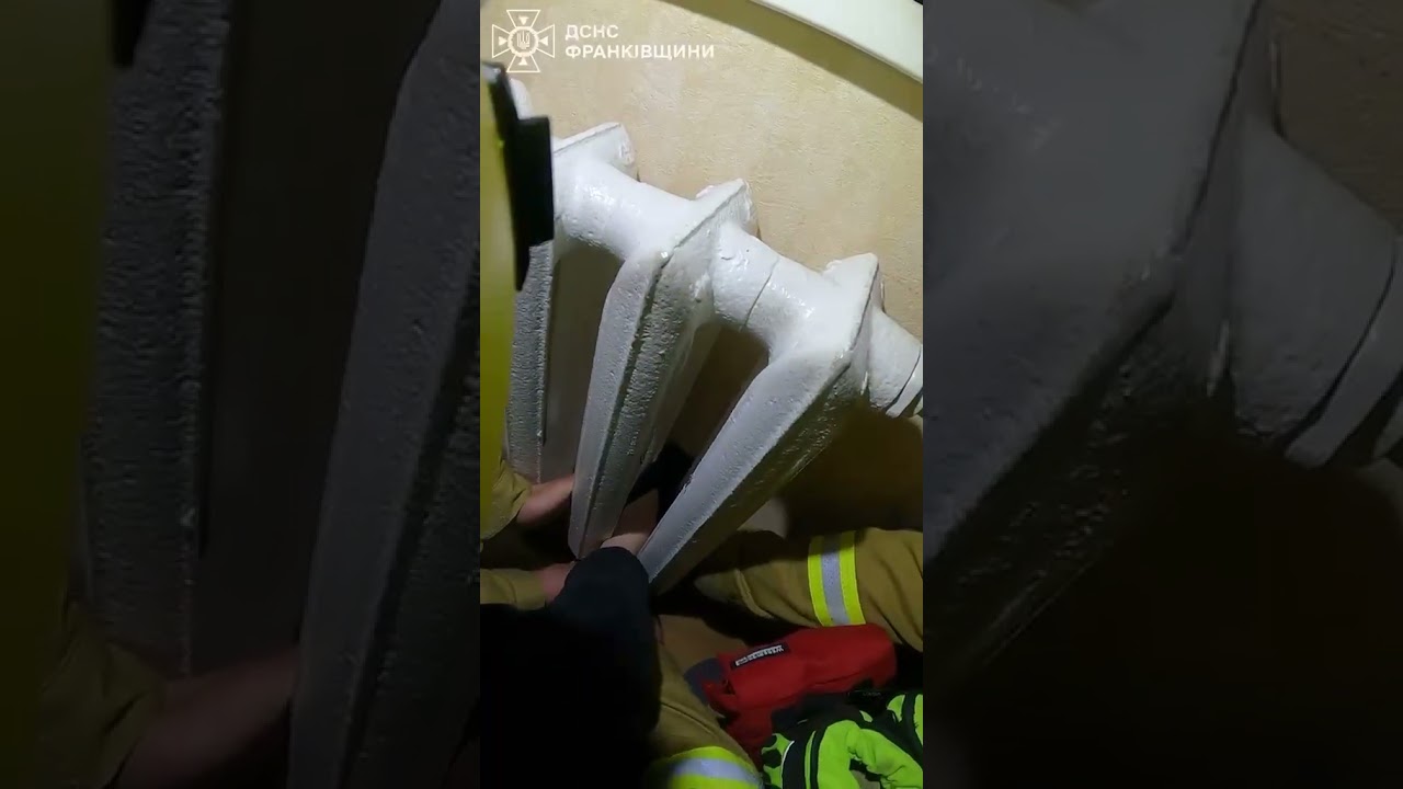 У Франківську рятувальники вивльнили ногу з батареї 10-річному хлопчику