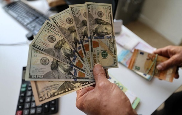 Долар і євро дешевшають напередодні вихідних