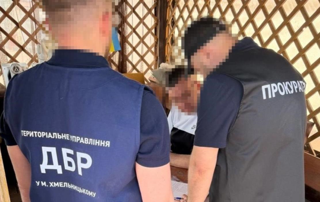 На Хмельниччині посадовцю ДМС повідомили підозру за оборудки з декларацією