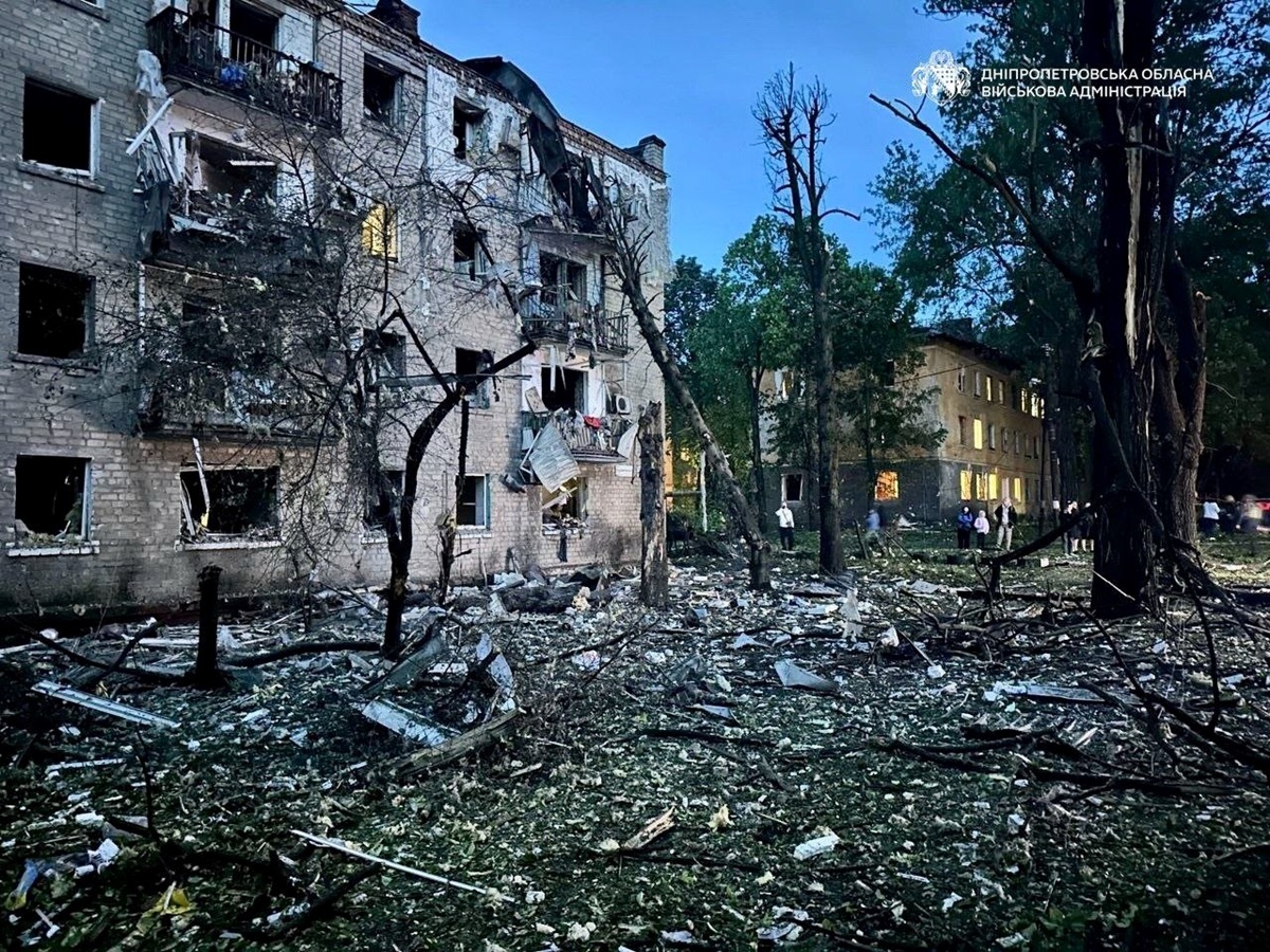 Наслідки атаки на Дніпро: дев’ять поранених і руїни