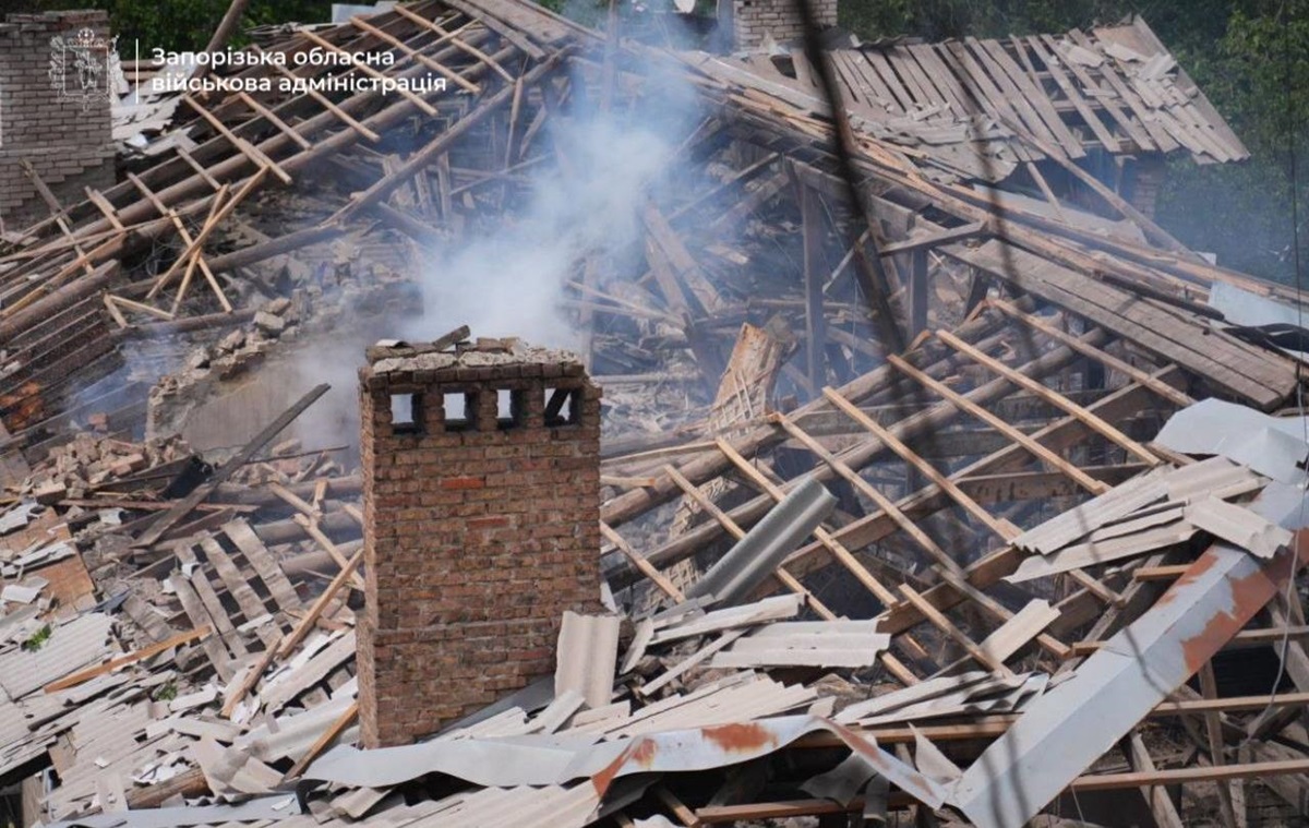 Росіяни повторно вдарили по Запоріжжю, є жертви