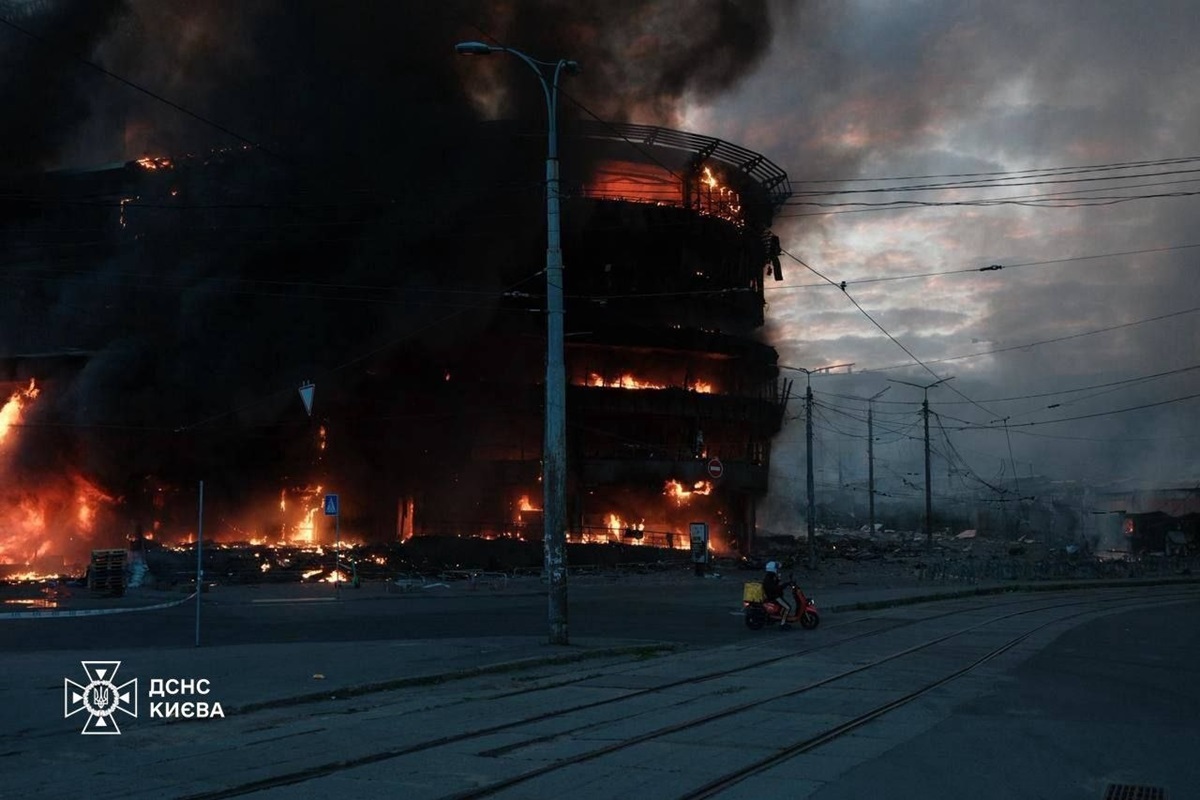 Рятувальники понад 15 годин гасили пожежі після атаки РФ – Зеленський