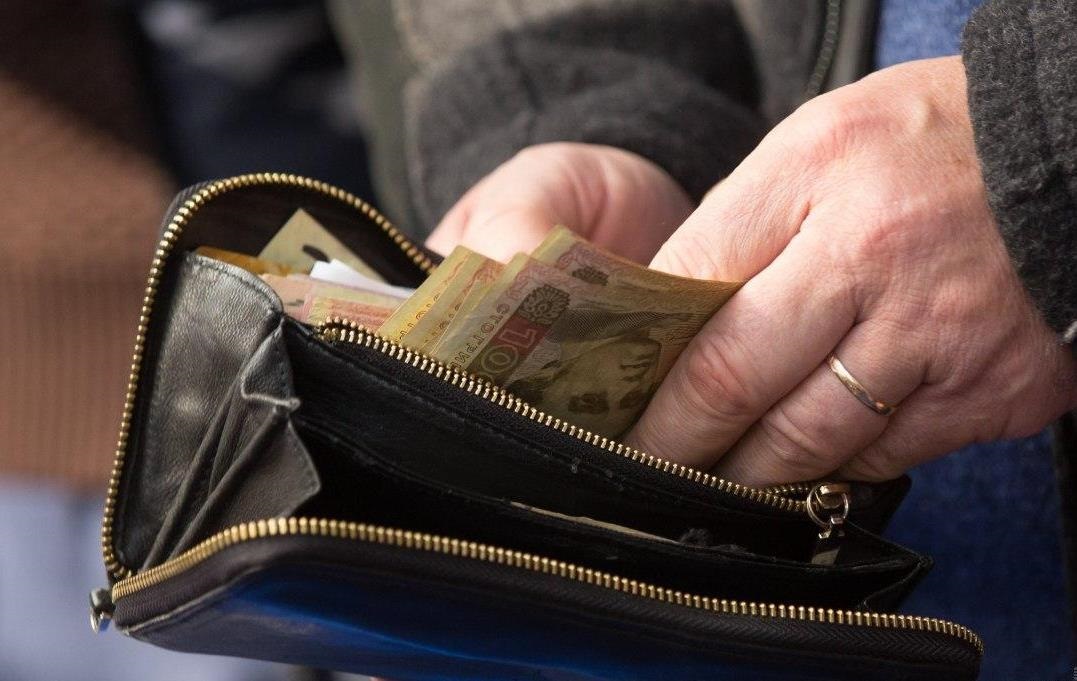 Українців не влаштовують їх зарплати