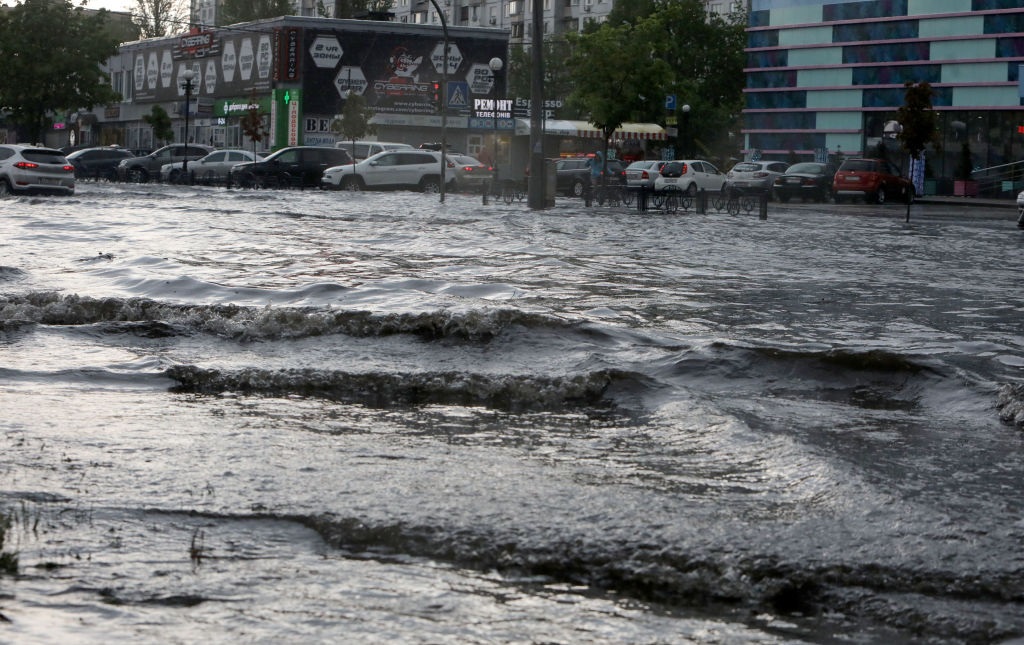 Вулиці опинилися під водою: Київ накрила злива