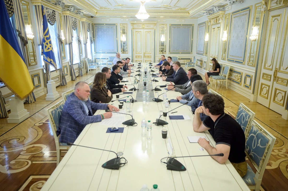 Зеленський зустрівся із представниками фракції Слуга народу