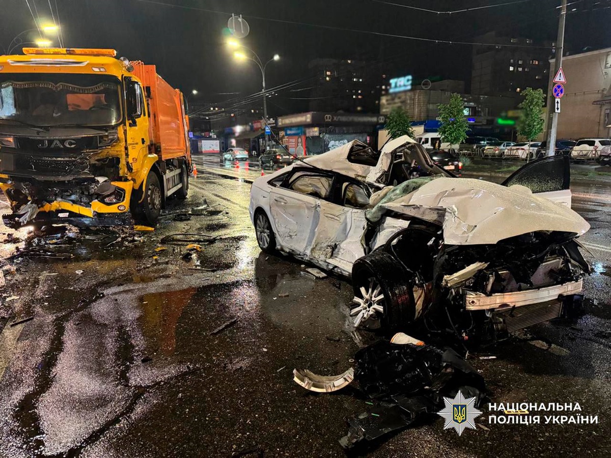 ДТП у Києві: Audi влетіла у вантажівку на зустрічній смузі