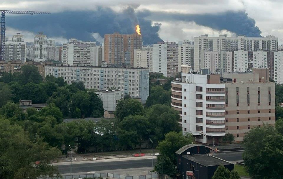 Москву і Ростовщину атакували дрони: спалахнув НПЗ
