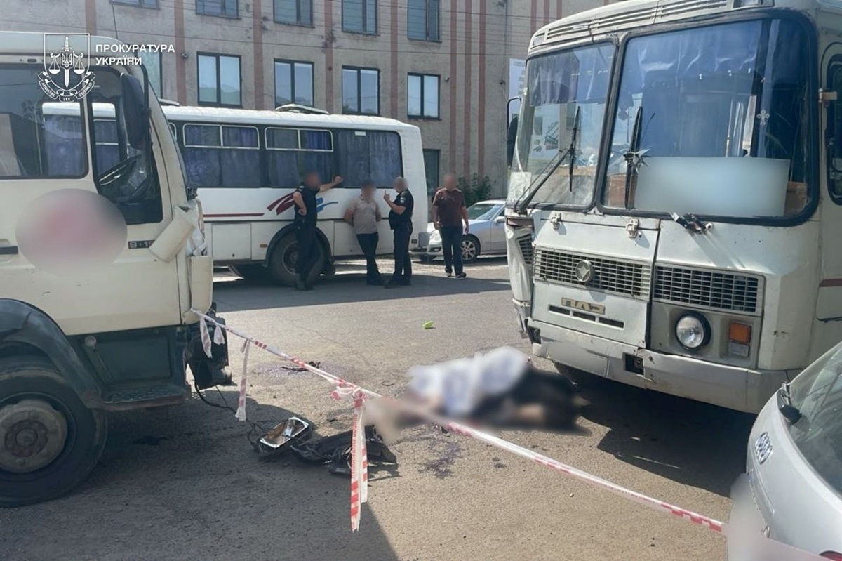 На Закарпатті вантажівка в’їхала у людей, які виходили з автобуса