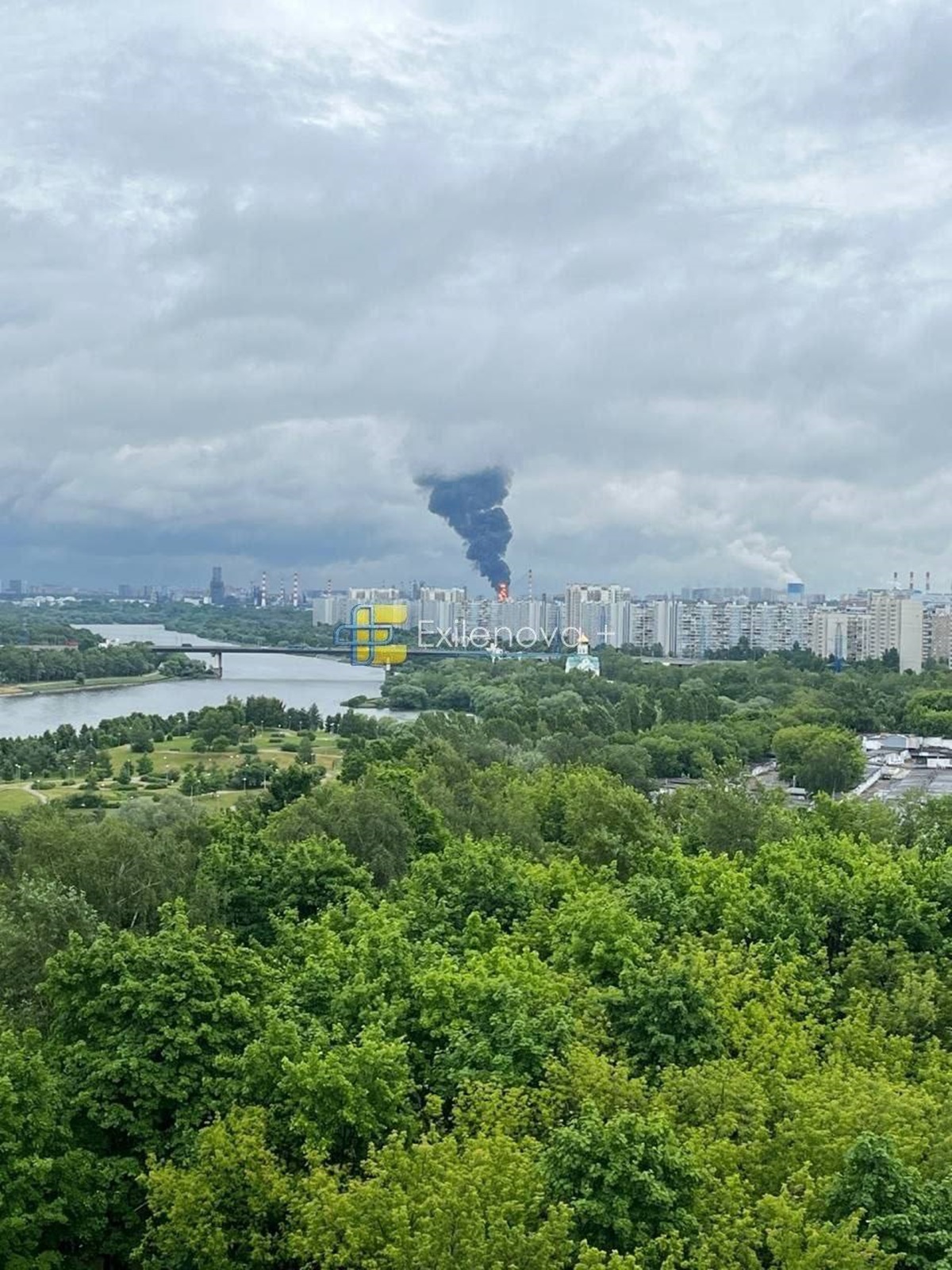 Столицю РФ атакують дрони, палає її найбільший НПЗ