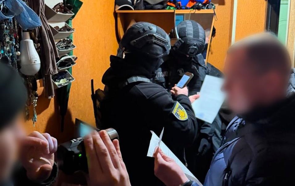 У Києві 18-річний хлопець “продавав” військовим ЗСУ неіснуючі пікапи