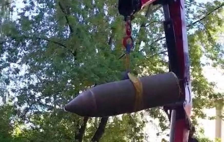 У Києві знайшли бойову частину ракети біля будинку