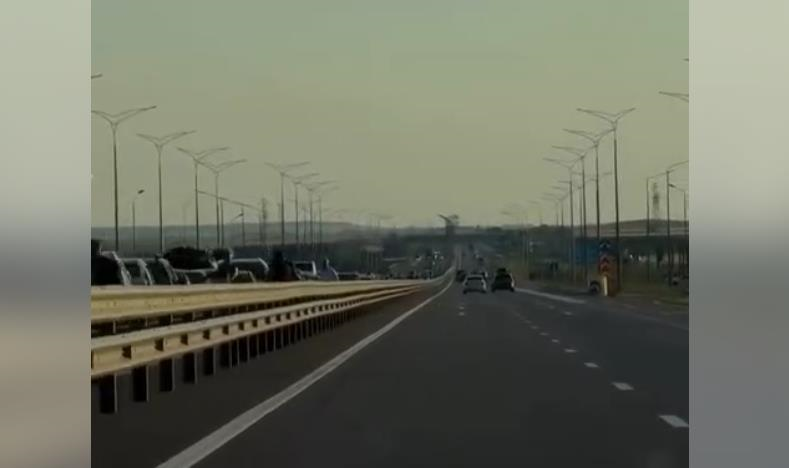 З Криму масово виїжджають люди, на Кримському мосту кількатисячні черги