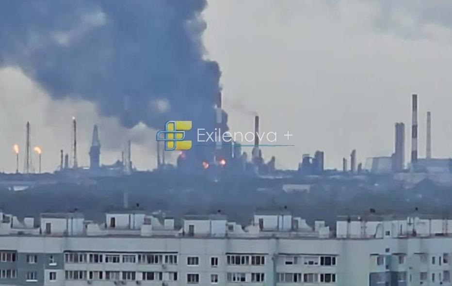 Атака дронів. Горить найбільший НПЗ в Росії
