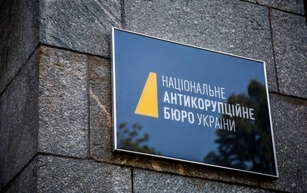 Екстоппосадовця МЗС підозрюють у розкраданні 37 млн пожертв для України