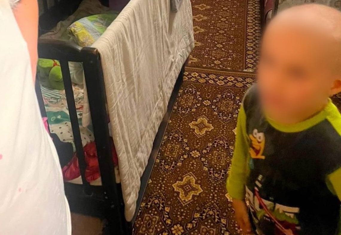 Харків’янка побила 7-річного сина посеред вулиці: відкрито провадження