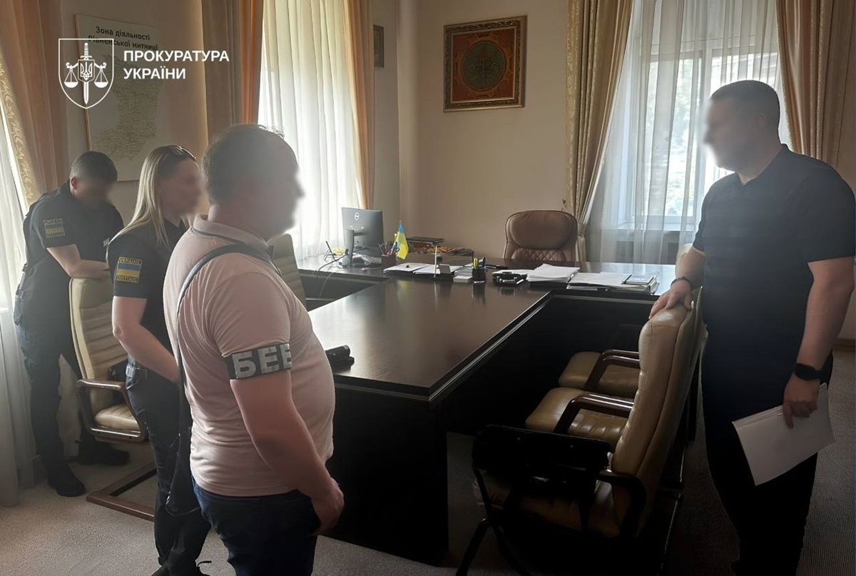 Мільйонні збитки: троє посадовців митниці отримали підозру